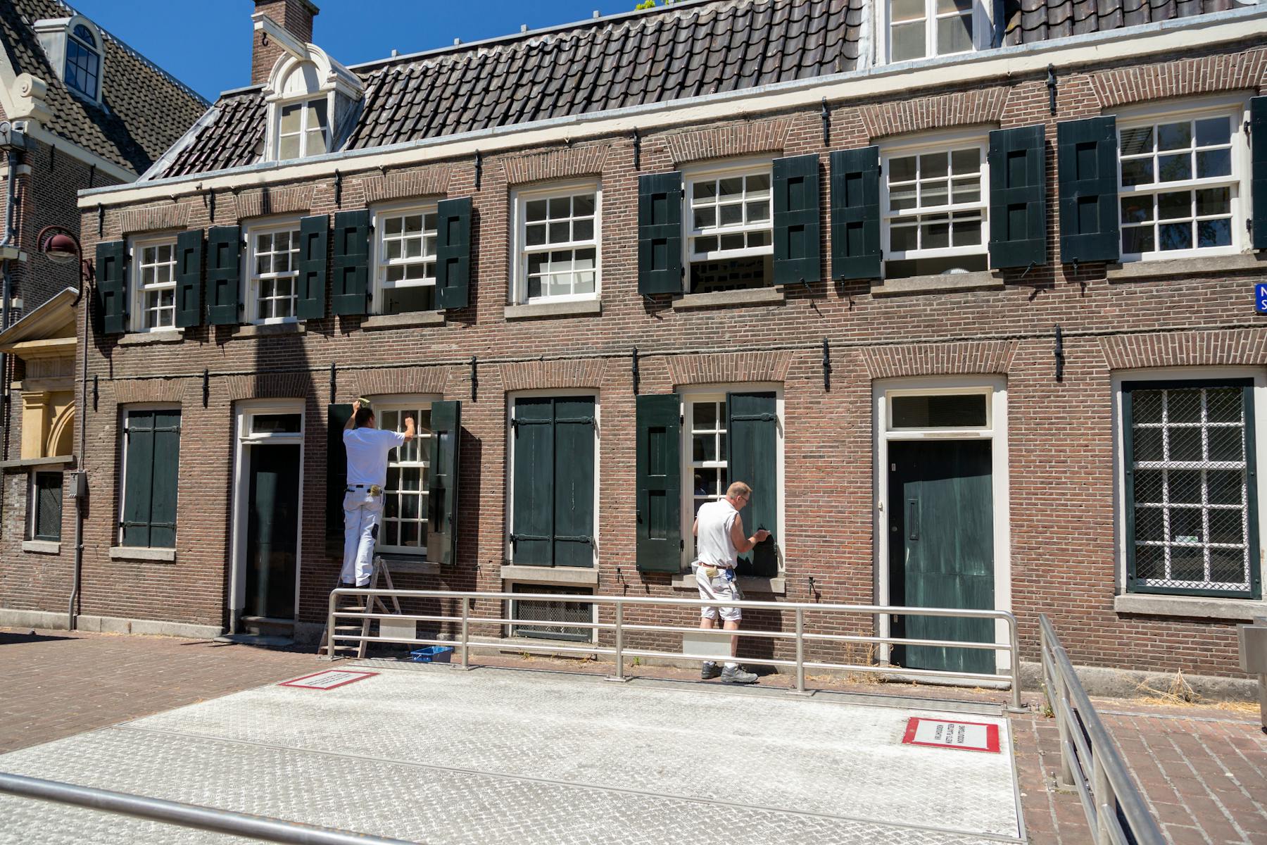 Travaux de peinture extérieure sur façade de bâtiment