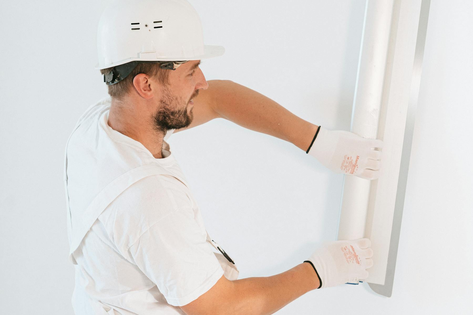 Pose de plaque de plâtre par un professionnel du bâtiment